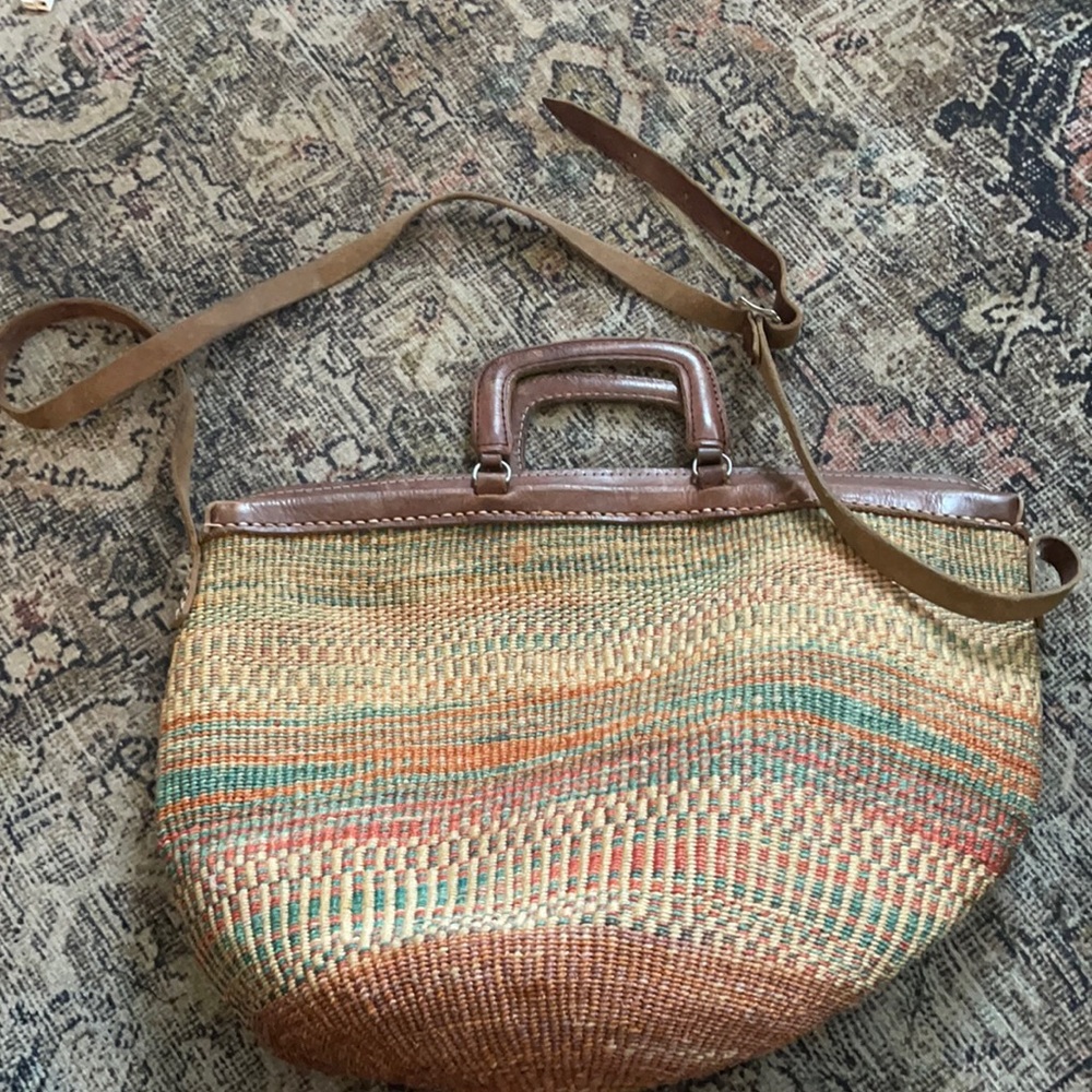 Vintage woven straw leather bag with crossbody strap.